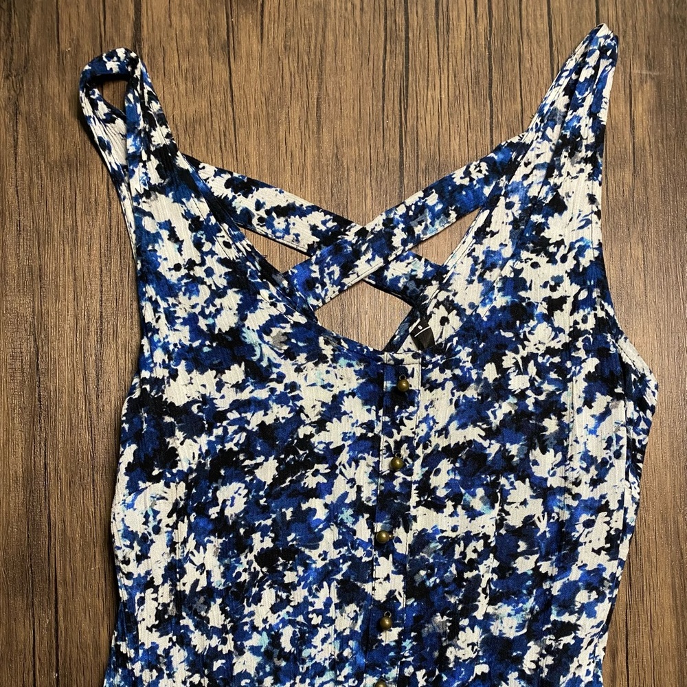 Blue and white dress with back cut-out - Mango